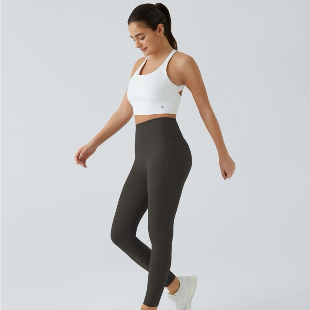 H36.-  SoCinched High Waisted Tummy Control Pocket Shaping Training Leggings.